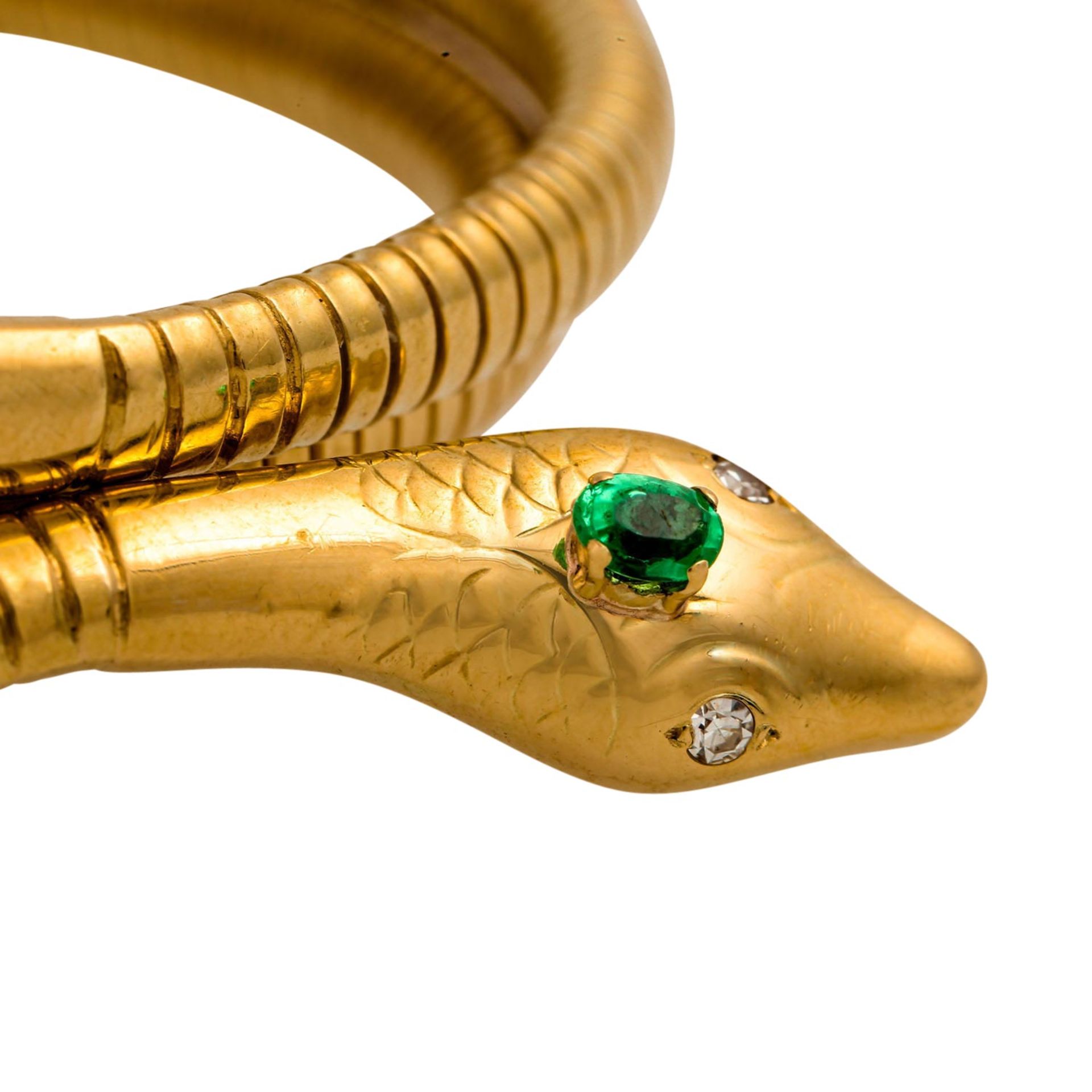 Armreif "Schlange" mit grünem Imitationsstein sowie 2 Diamanten von zus. ca. 0.04 ct, - Bild 5 aus 5