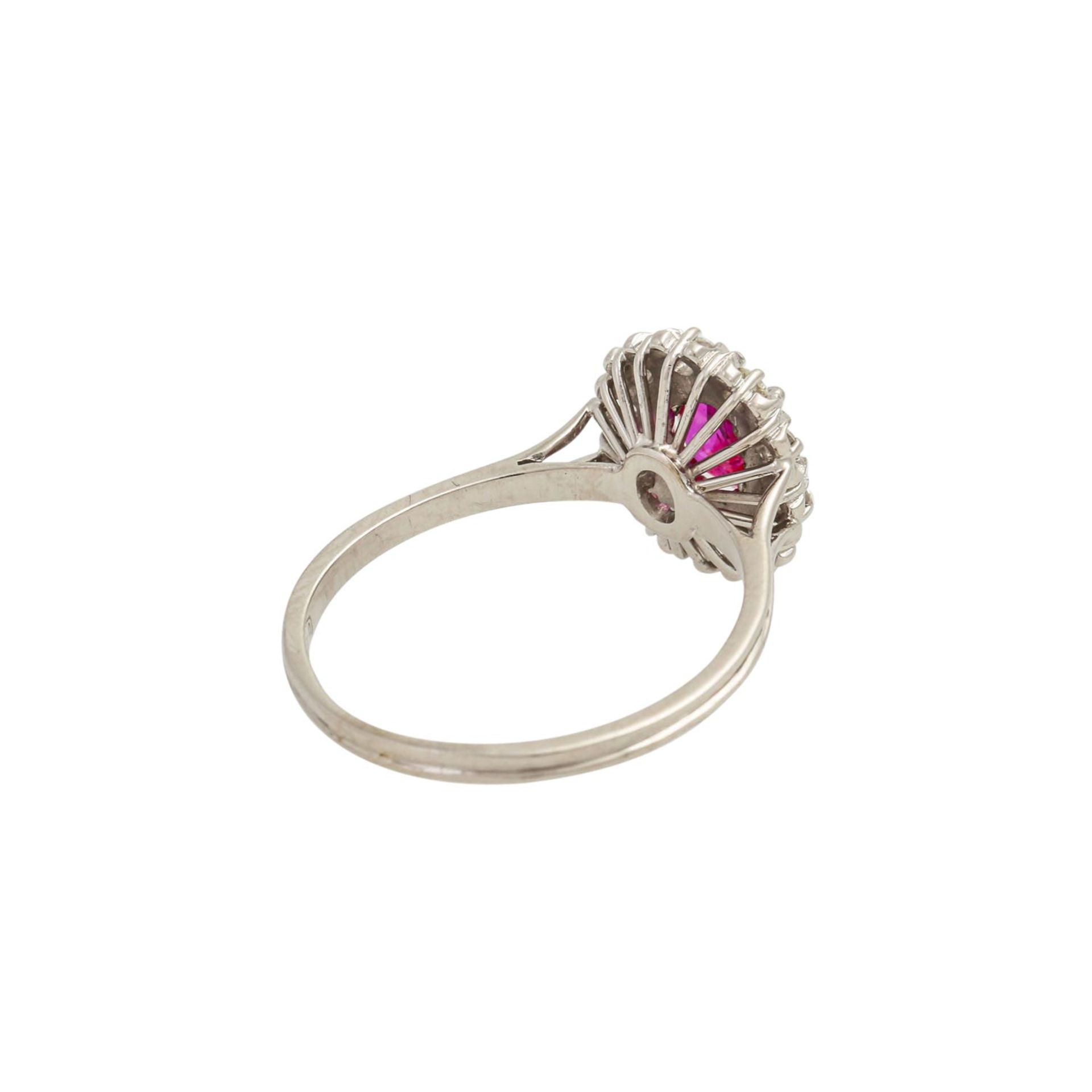 Ring mit Rubin und Brillanten von zus. ca. 0,10 ct, gute Farbe u. Reinheit, Rubin ca. - Bild 3 aus 5
