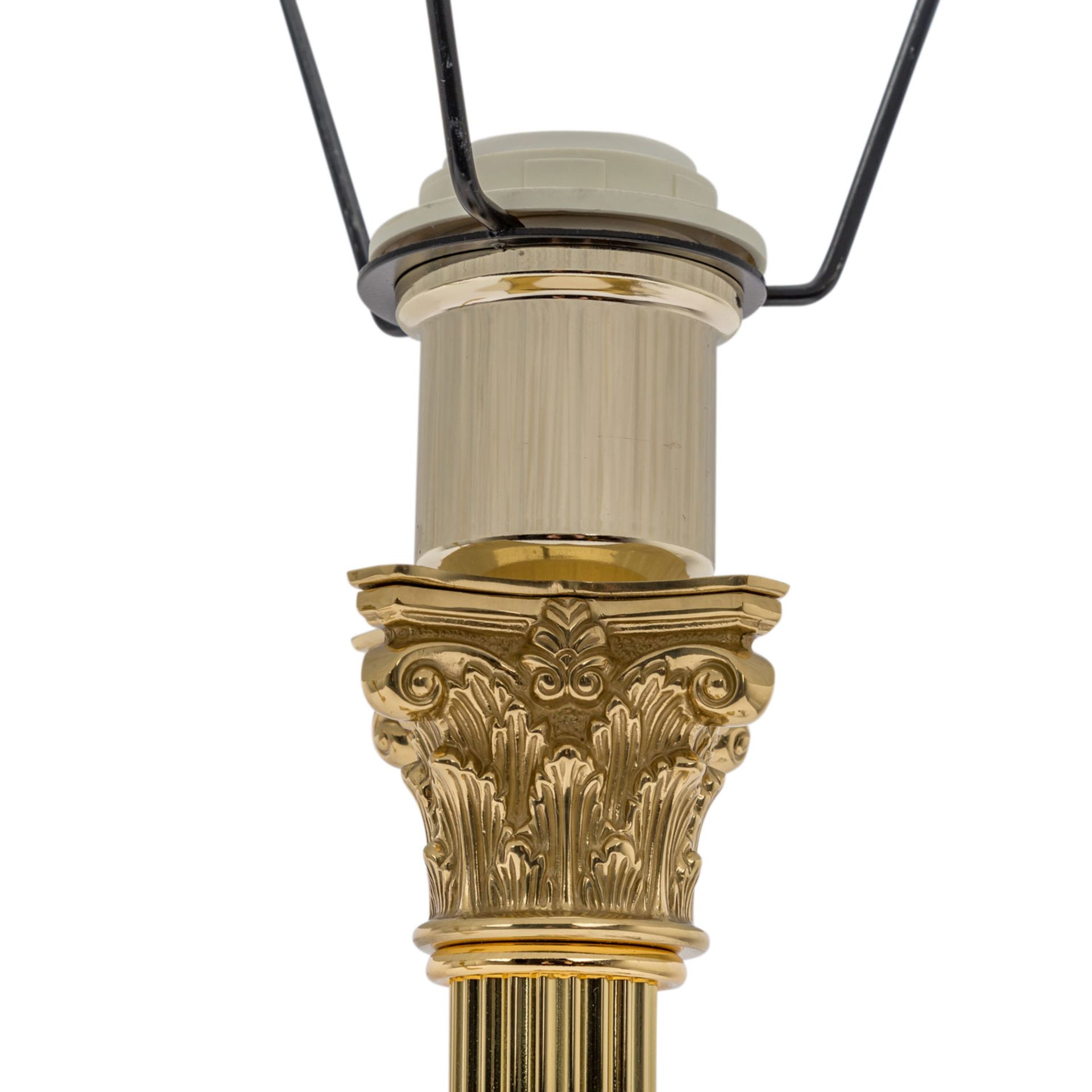 PAAR ELEGANTE TISCHLEUCHTE Messing vergoldet, Stand in Form einer Säule mit korinthis - Image 3 of 3