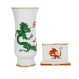 MEISSEN 1 Vase und 1 Briefhalter 'Ming-Drache', 2. Wahl, 20. Jhd. Vase mit Dekor 'Grü