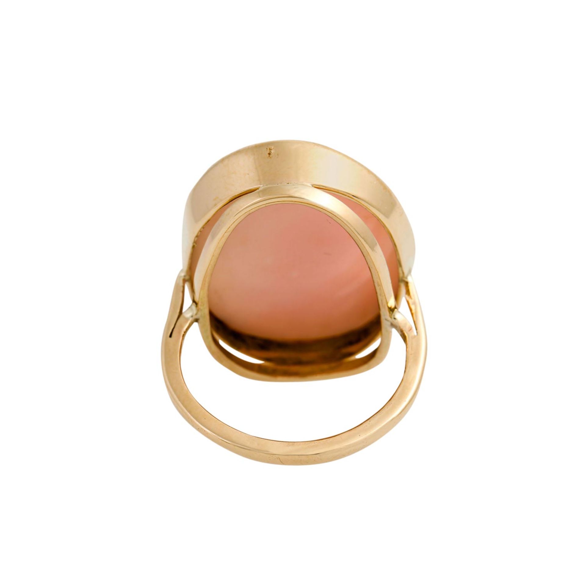 Ring mit Muschelkamee in weiß und rosé, RG 8K, RW: 52, Mitte 20. Jh., minimale Trage - Bild 4 aus 4