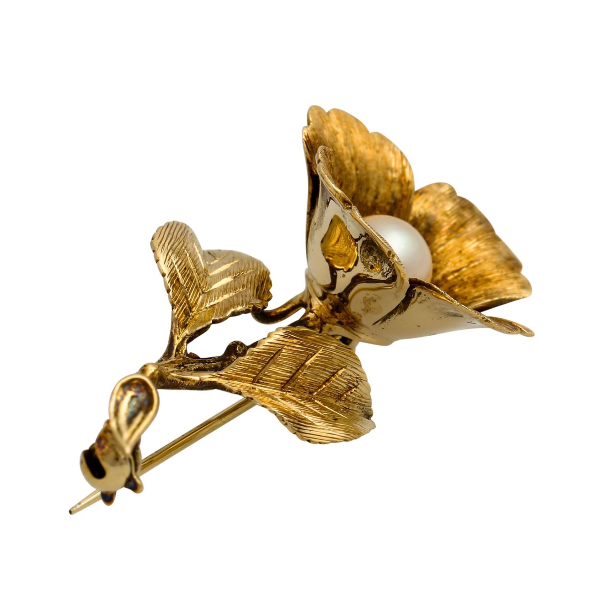 Blumenbrosche mit Akoyaperle, Zuchtperle ca. 6,7 mm, GG 14K, 6,1 gr, Länge ca. 4 cm, - Bild 2 aus 4