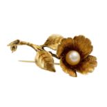 Blumenbrosche mit Akoyaperle, Zuchtperle ca. 6,7 mm, GG 14K, 6,1 gr, Länge ca. 4 cm,