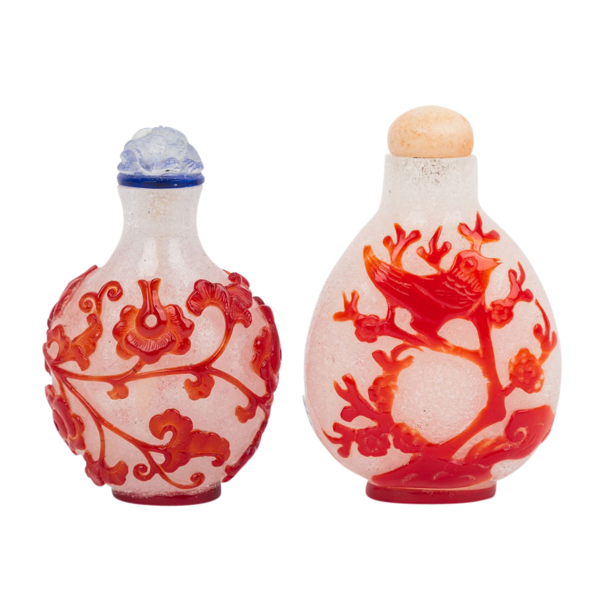 Zwei Überfangglas-snuff bottle.CHINA, 19./20. Jh.. Blasiges Glas mit rotem Überfang. - Image 3 of 5