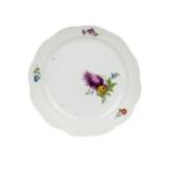 MEISSEN Rundplatte, frühes 19. Jh. Weißporzellan mit polychromer Blumenmalerei, Korb