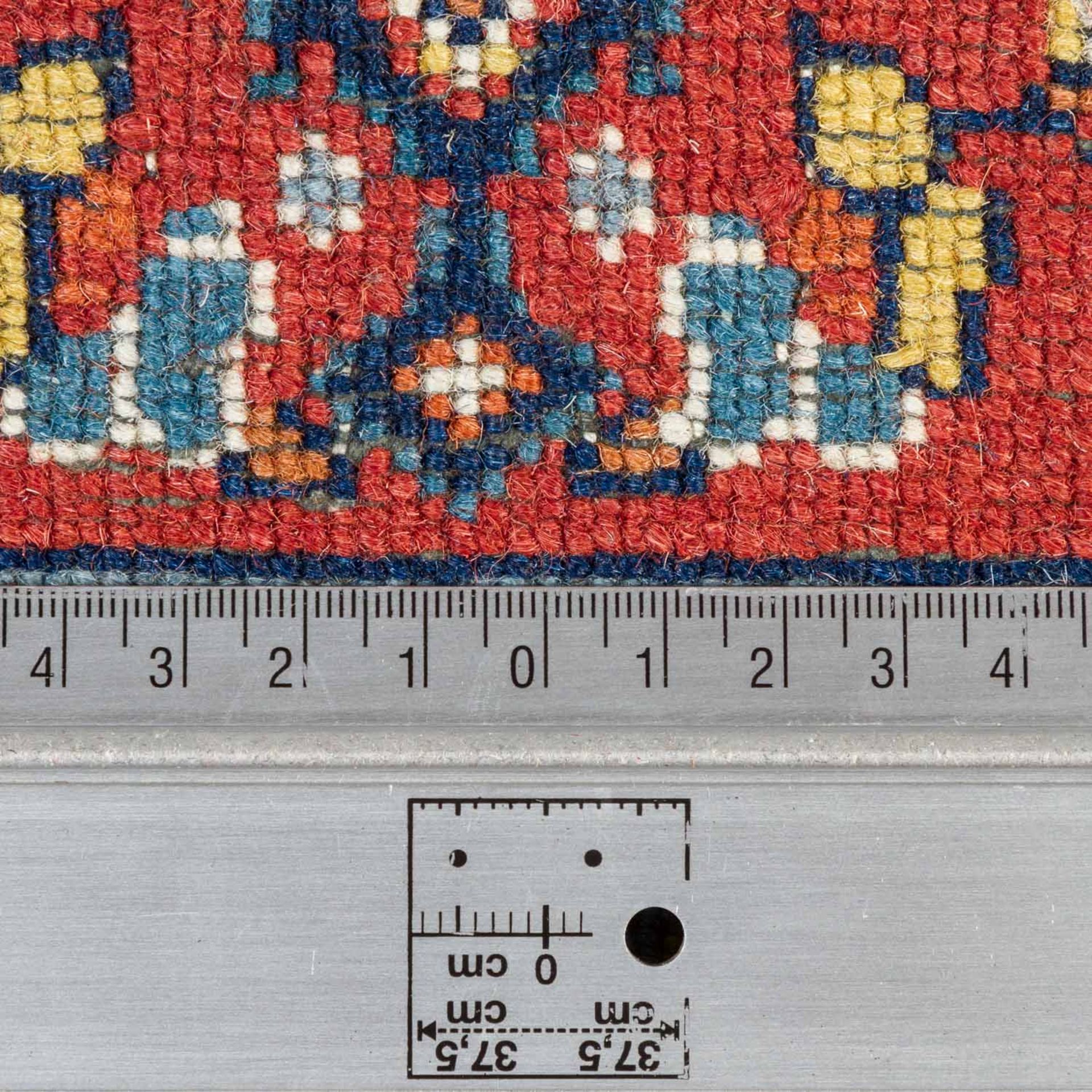 Orientteppich. BIDJAR/PERSIEN, 20. Jh., 350x246 cm. Das wollweisse Mittelfeld ist mit - Bild 4 aus 4
