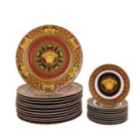 VERSACE FÜR ROSENTHAL, Satz von 12 Platztellern und 11 Brottellern, "MEDUSA RED". Por