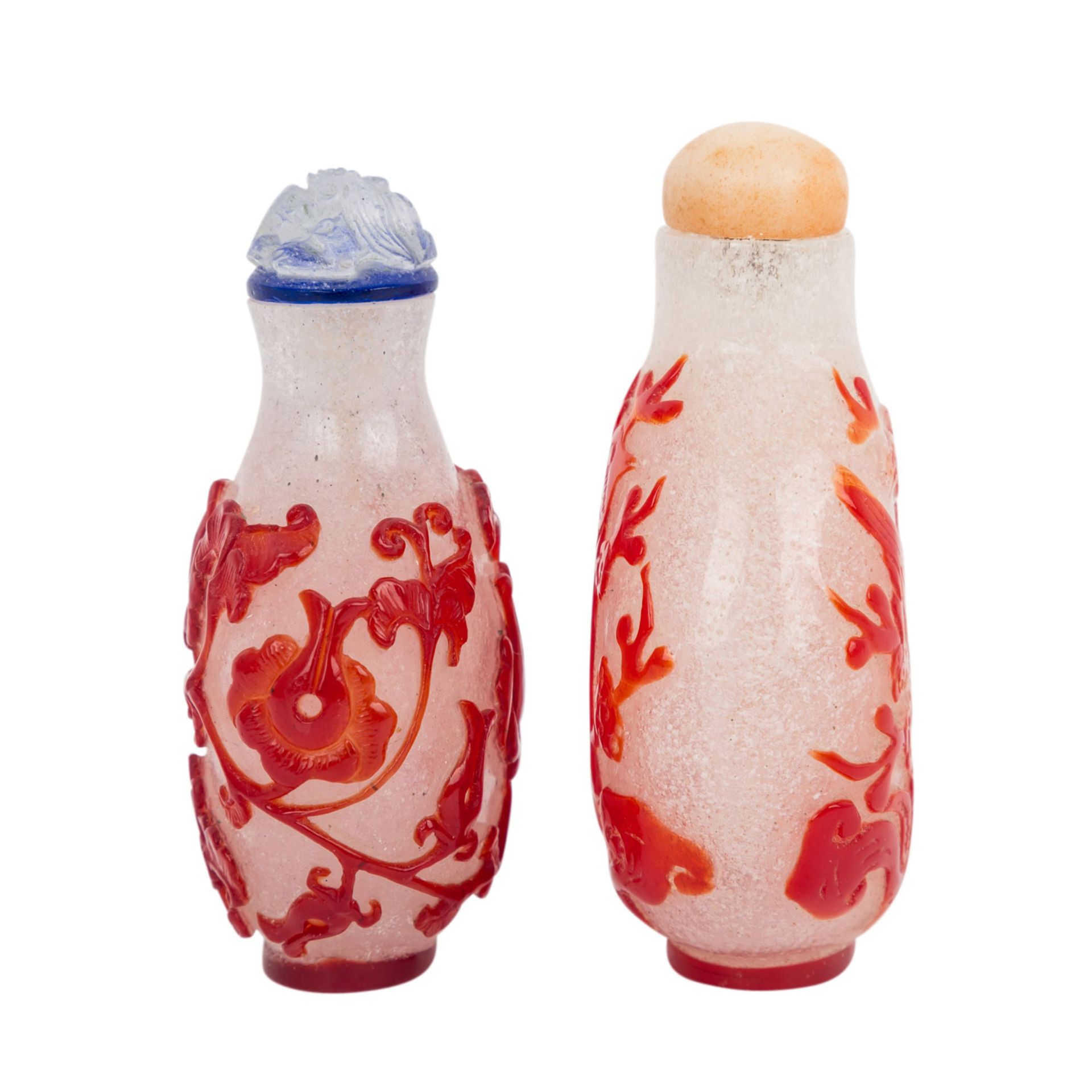 Zwei Überfangglas-snuff bottle.CHINA, 19./20. Jh.. Blasiges Glas mit rotem Überfang. - Image 2 of 5