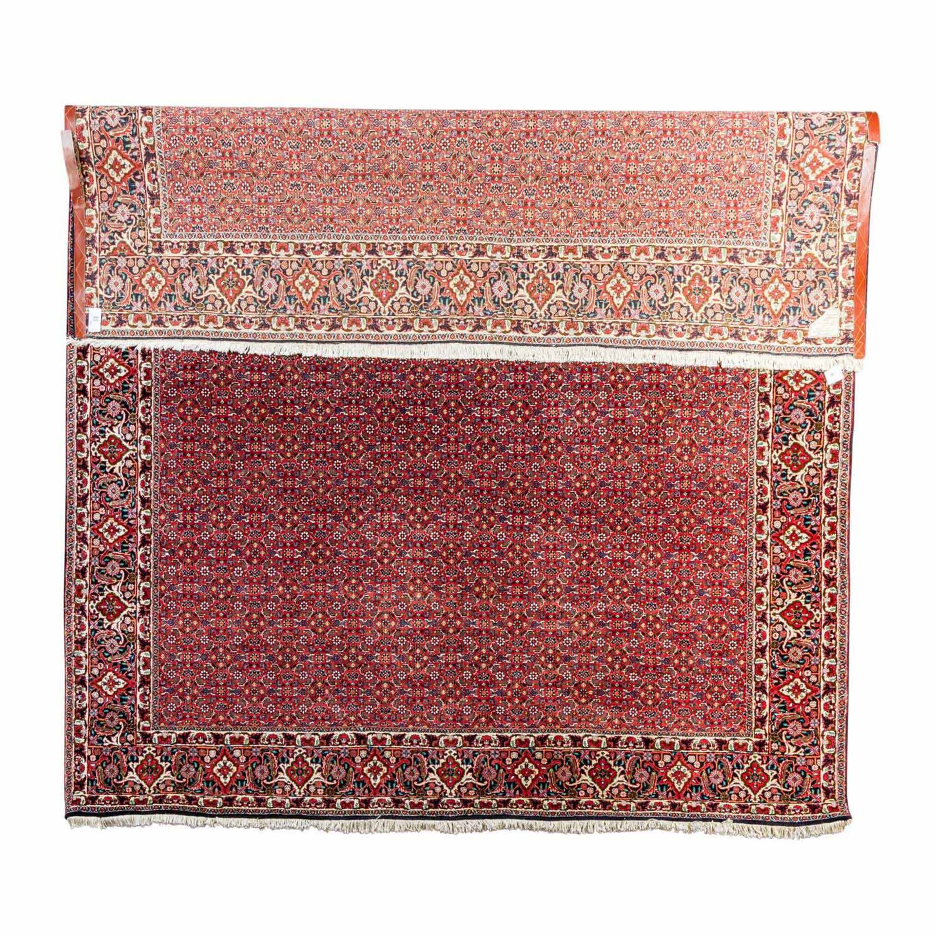 Orientteppich. BIDJAR/IRAN, 20. Jh., 300x253 cm. Dunkelroter Fond im Innenfeld mit dur - Bild 2 aus 4