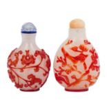 Zwei Überfangglas-snuff bottle.CHINA, 19./20. Jh.. Blasiges Glas mit rotem Überfang.