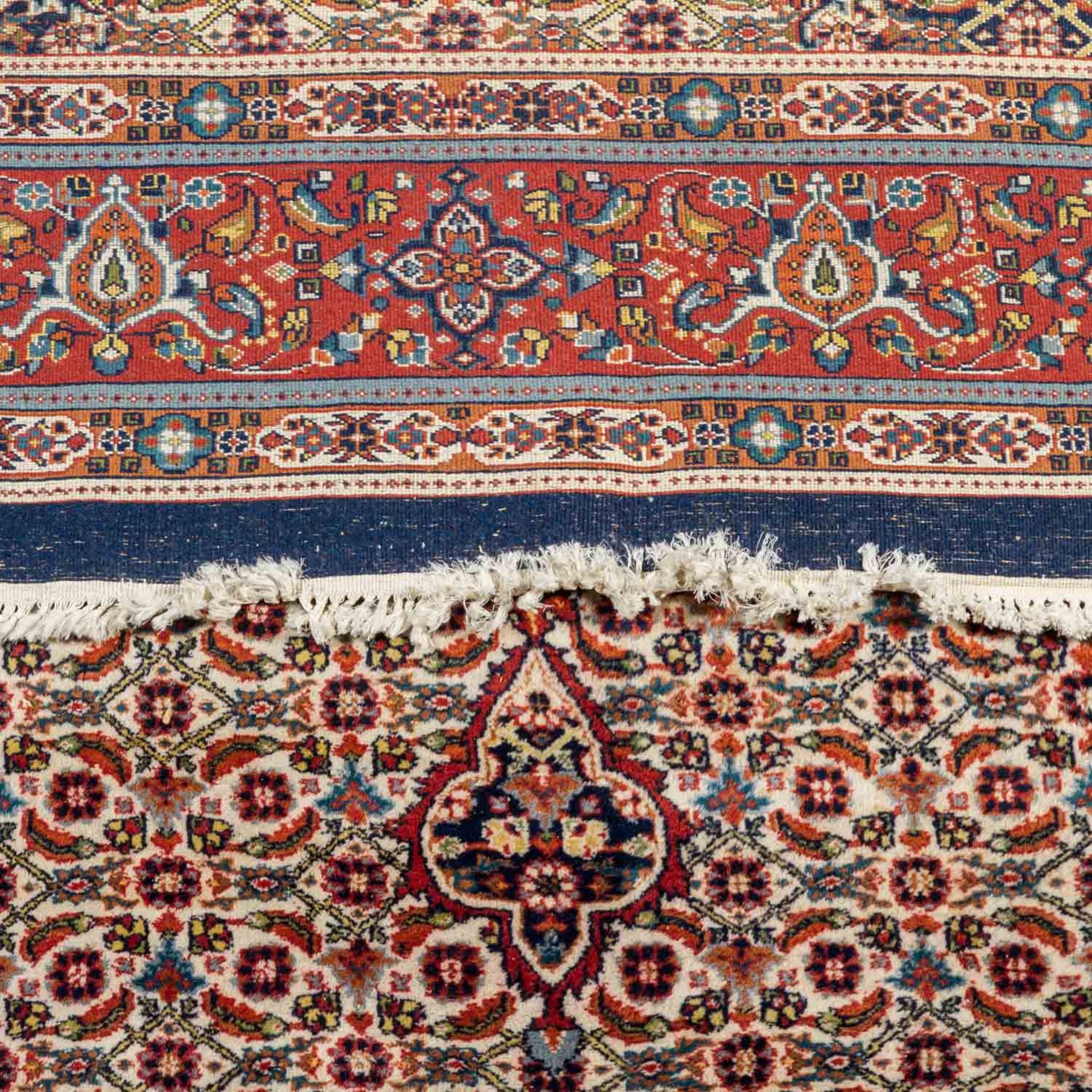Orientteppich. BIDJAR/PERSIEN, 20. Jh., 350x246 cm. Das wollweisse Mittelfeld ist mit - Bild 3 aus 4