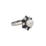 Ring mit Perle umgeben von Saphiren und Brillanten,