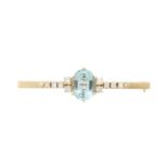 Brosche mit Aquamarin und 10 Brillanten zus. ca. 0,5 ct