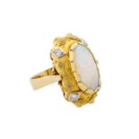 Ring mit Edelopal und 4 Brillanten,