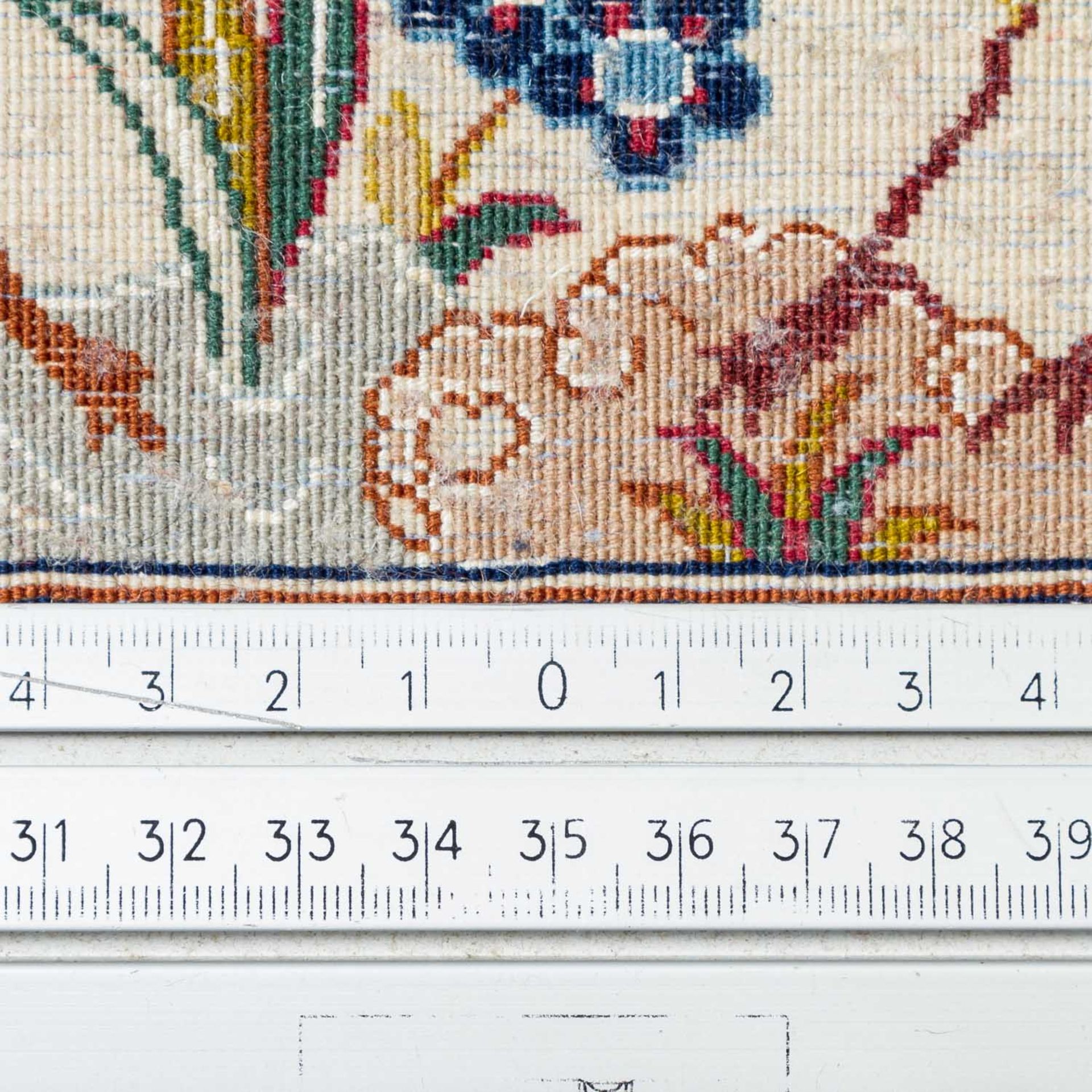Orientteppich mit Seide. ISFAHAN/IRAN, 20. Jh., 160x111 cm. - Image 5 of 5
