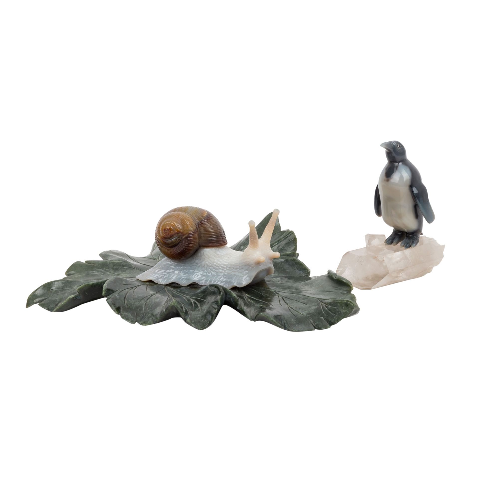 ZWEI EDELSTEINSCHNITZEREIEN WEINBERGSCHNECKE AUF BLATT UND PINGUIN AUF EISSCHOLLE,