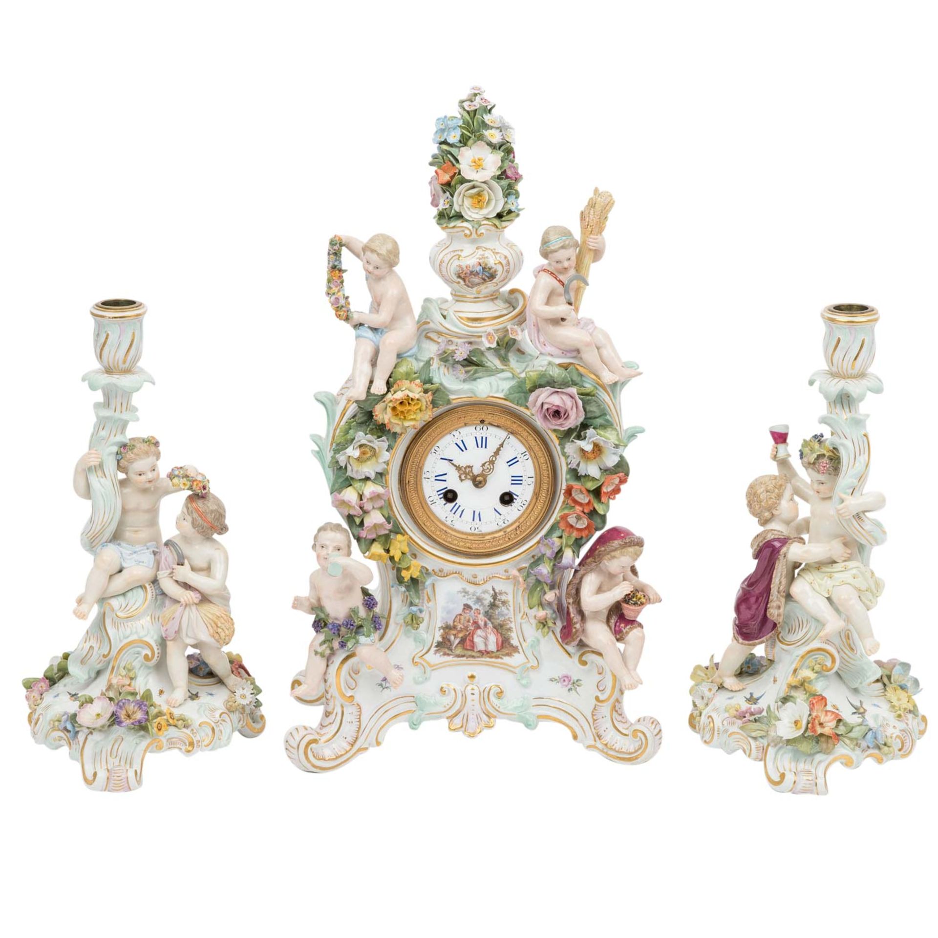 MEISSEN, PENDULE MIT ZWEI BEISTELLERN, JEWEILS MIT DEN ALLEGORIEN DER VIER JAHRESZEITEN,