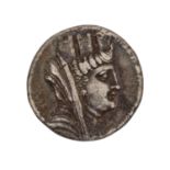 Syrien/Laodikeia, heute Latakia - Tetradrachme 1.Jh.v.Chr.,Av: Kopf der Tyche mit Zinn