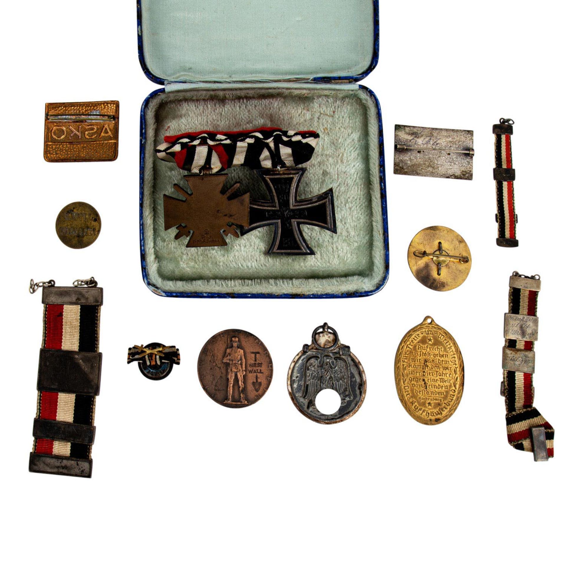 Deutsches Reich 1933-1945 - Konvolut Orden, Auszeichnungenund Medaillen, darunter West - Bild 3 aus 3