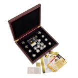 Mini Goldmünzen und -medaillen in Edelholzbox -20 Stück, an Feingewicht ca. 10,6 g.