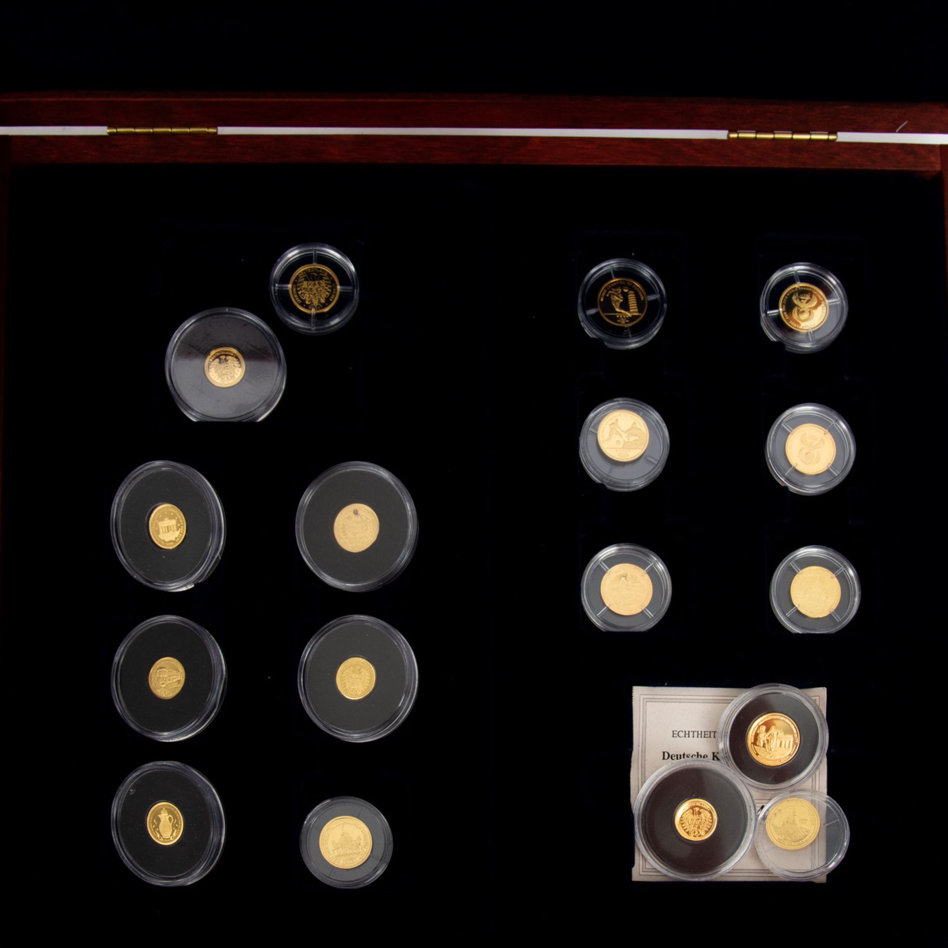 GOLDLOT aus den kleinsten Münzen und Medaillender Welt, 33 Stück, meist je 0,5 g in - Bild 3 aus 3