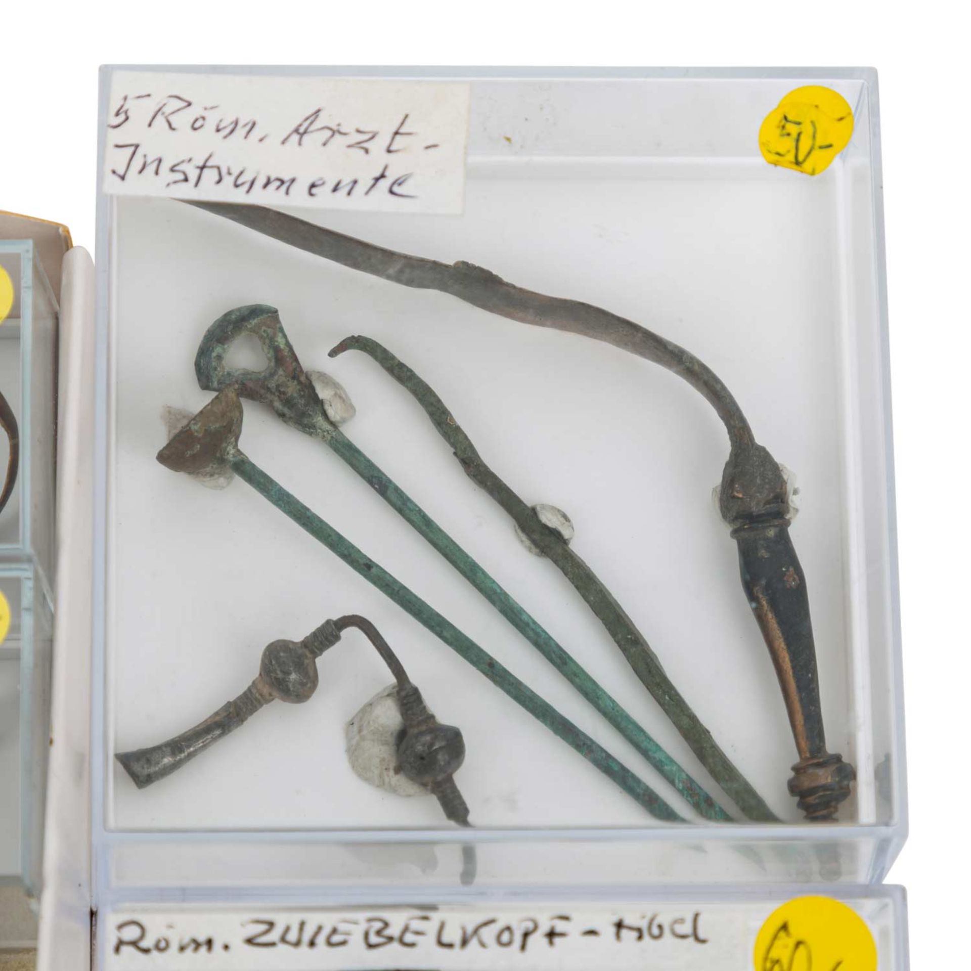 Antike Fibeln, Arztinstrumente und Fingerringe -Zusammenstellung aus 1 großen römisc - Image 2 of 4