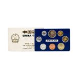 VR China - KMS 1981, SEHR SELTEN! mit 7 Münzen + Medaille zum Jahr des Hahns, im orig