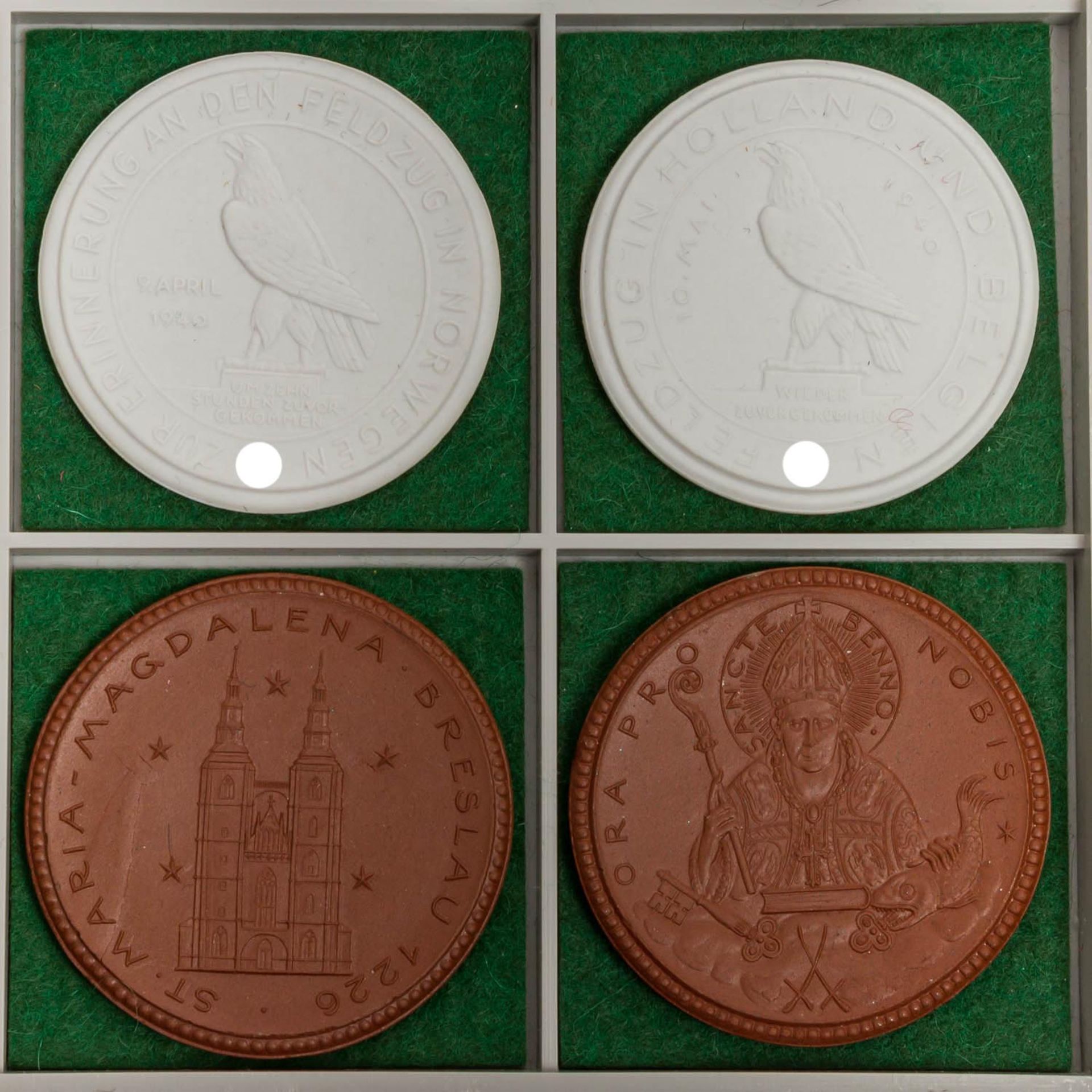 Deutsches Reich 1933-1945 - Tableau mit 14 Medaillen aus Porzellan, teils weißes Bisq - Image 2 of 8
