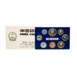 VR China - KMS 1981, SEHR SELTEN! mit 7 Münzen + Medaille zum Jahr des Hahns, im orig