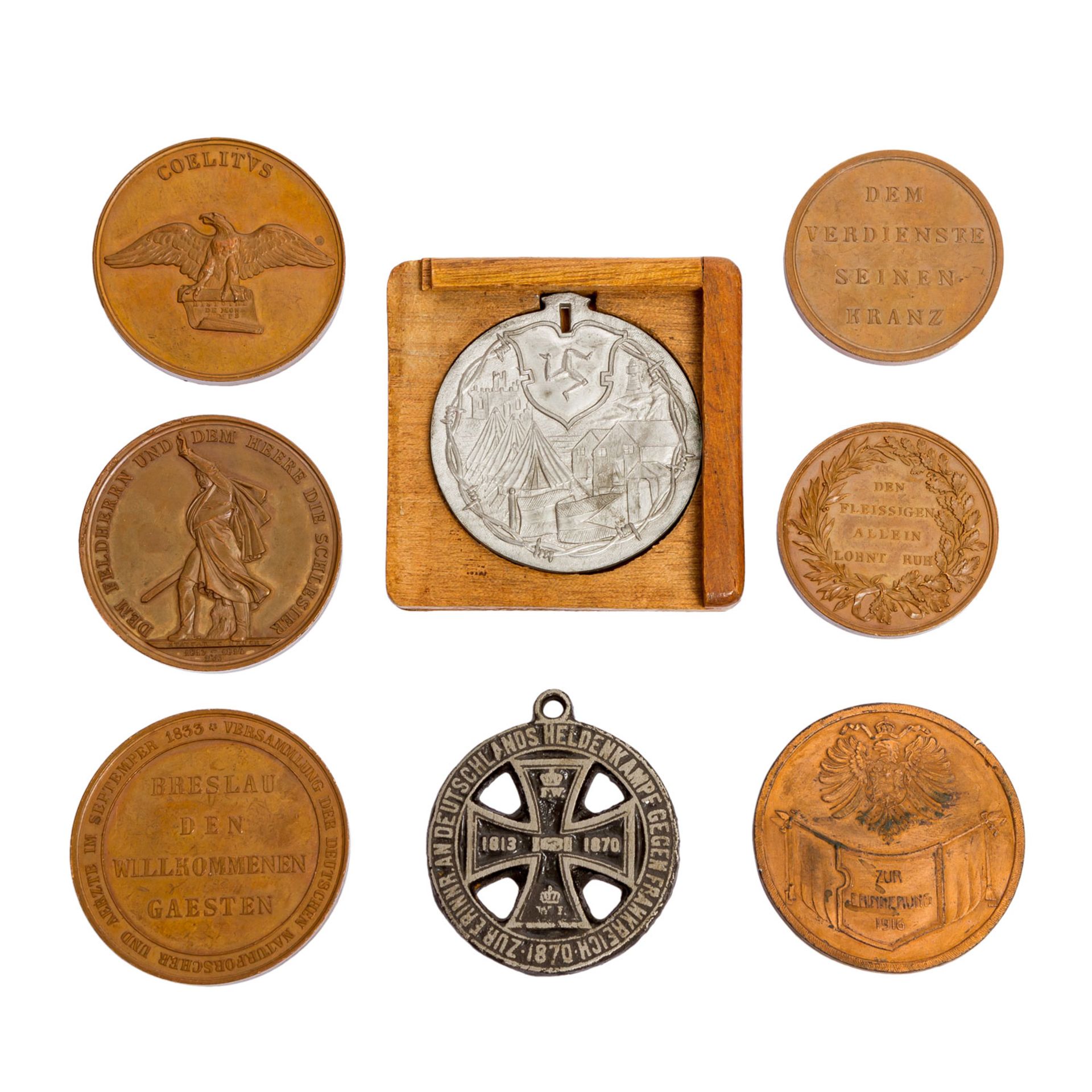 Konvolut patriotischer Medaillen, darunter u.a. a) Medaille in EK Form Heldenkampf geg - Image 2 of 2