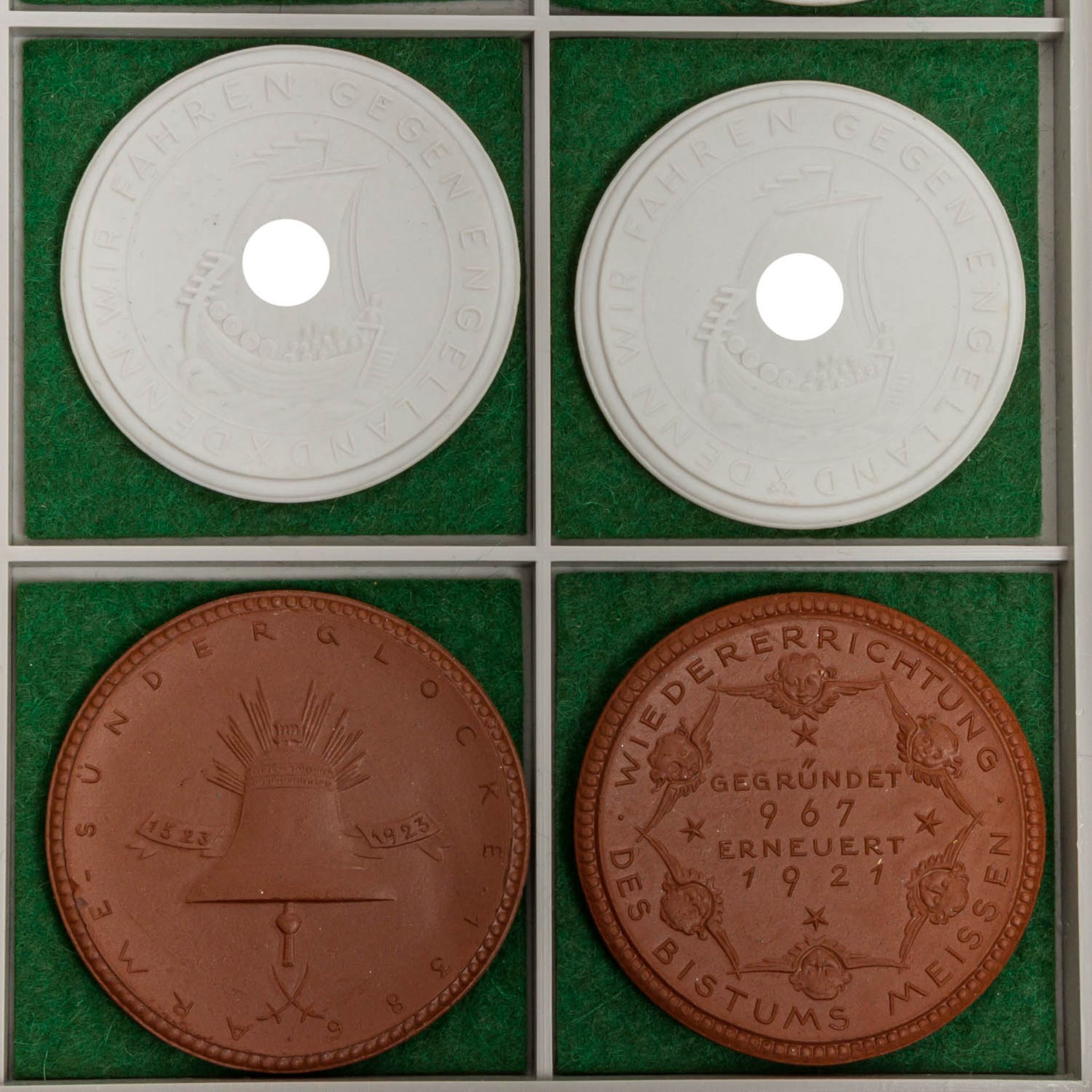 Deutsches Reich 1933-1945 - Tableau mit 14 Medaillen aus Porzellan, teils weißes Bisq - Image 6 of 8