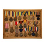 Tableau mit diversen Orden und Auszeichnungen, Schwerpunkt Alliierte des 1. Weltkriegs