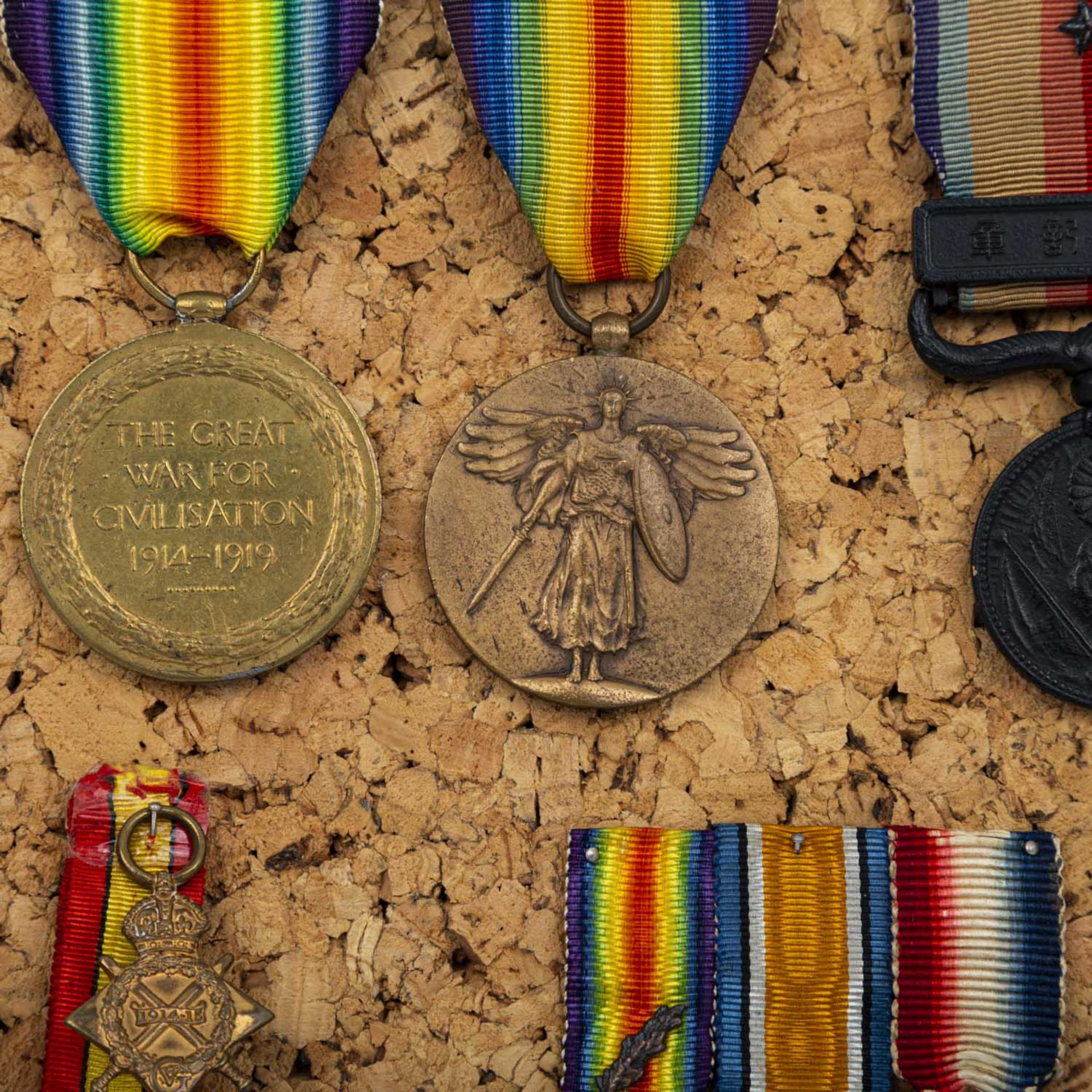 Tableau mit diversen Orden und Auszeichnungen, Schwerpunkt Alliierte des 1. Weltkriegs - Bild 4 aus 9