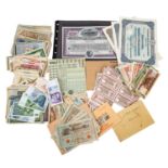 Schatzkiste historische Banknoten und Wertpapiere, darunter auch 2 x 20 D Mark und 3 x