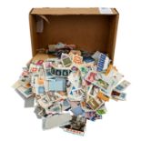 Interessanter Posten an meist noch nicht abgelösten Briefmarken auf Briefstücken, au