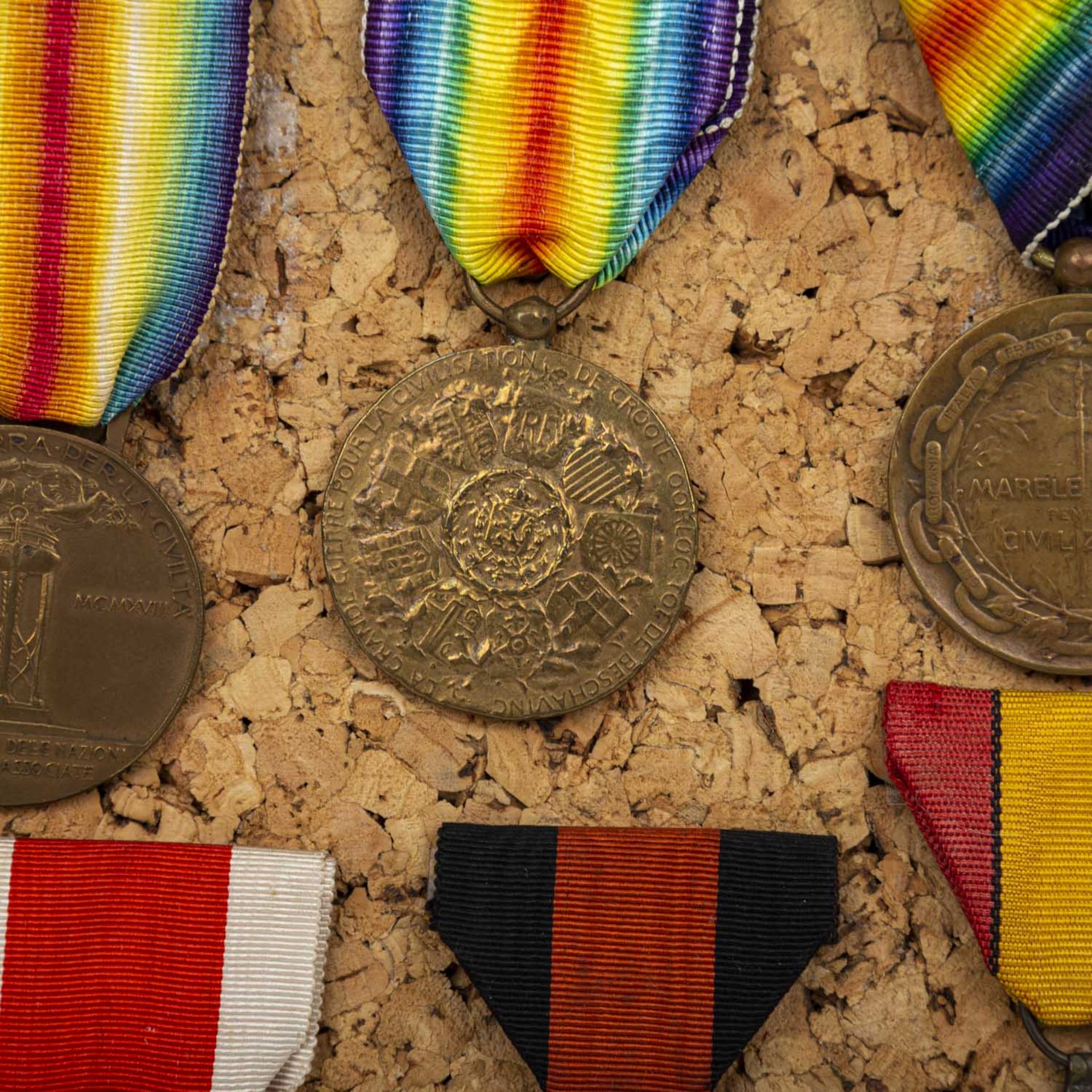 Tableau mit diversen Orden und Auszeichnungen, Schwerpunkt Alliierte des 1. Weltkriegs - Bild 2 aus 9