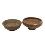 Antike Gebrauchskeramik - Konvolut aus 2 Schalen : römische Tonschale mit Standfuß u