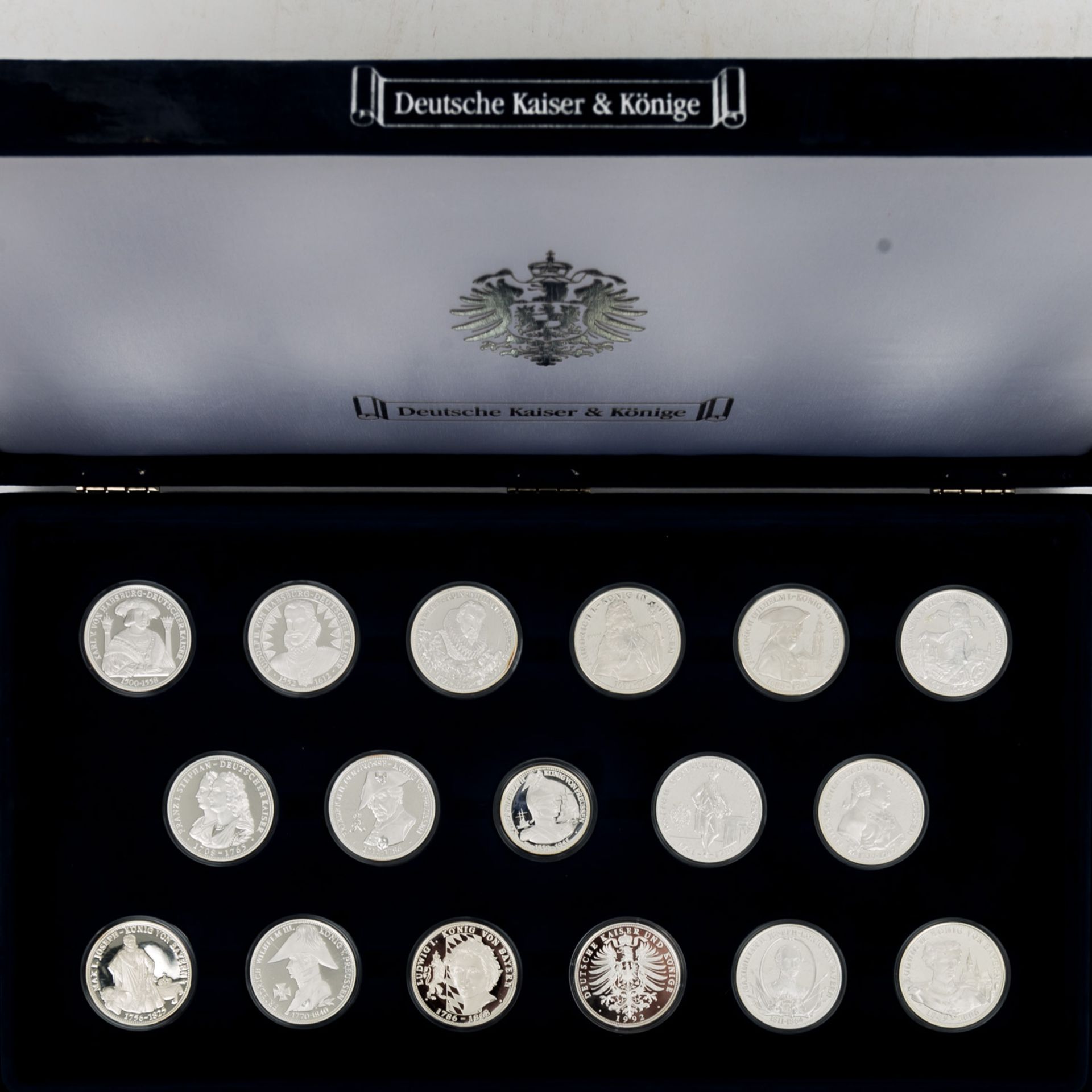 Karton mit Münzen und Medaillen, darin 11 x 1 oz. US Silver Eagle, 3 x 1 oz. Motivbar - Bild 8 aus 14