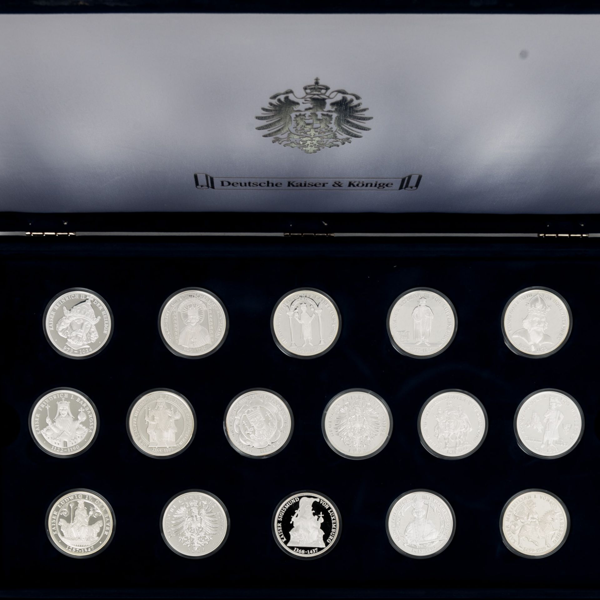 Karton mit Münzen und Medaillen, darin 11 x 1 oz. US Silver Eagle, 3 x 1 oz. Motivbar - Bild 7 aus 14