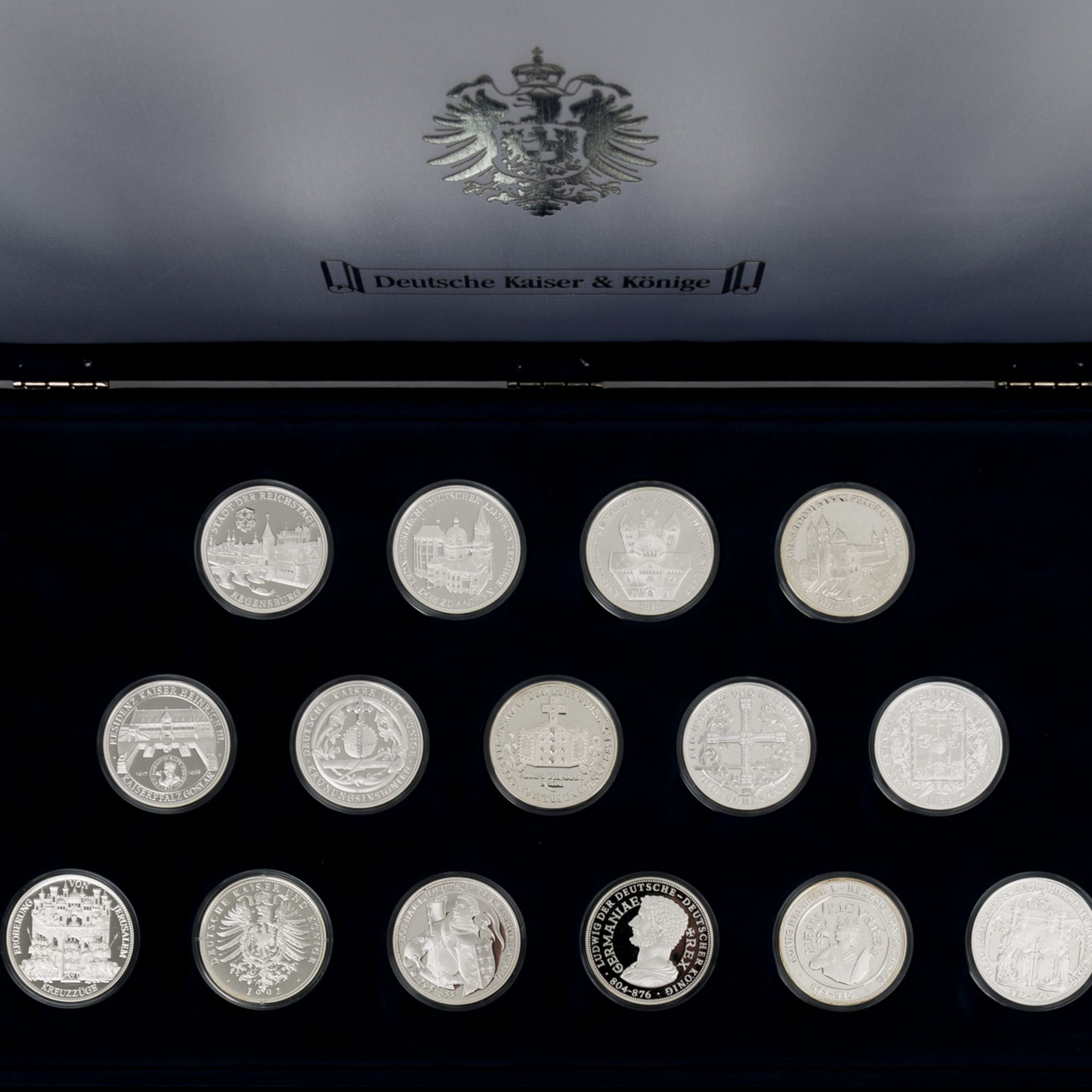 Karton mit Münzen und Medaillen, darin 11 x 1 oz. US Silver Eagle, 3 x 1 oz. Motivbar - Bild 2 aus 14