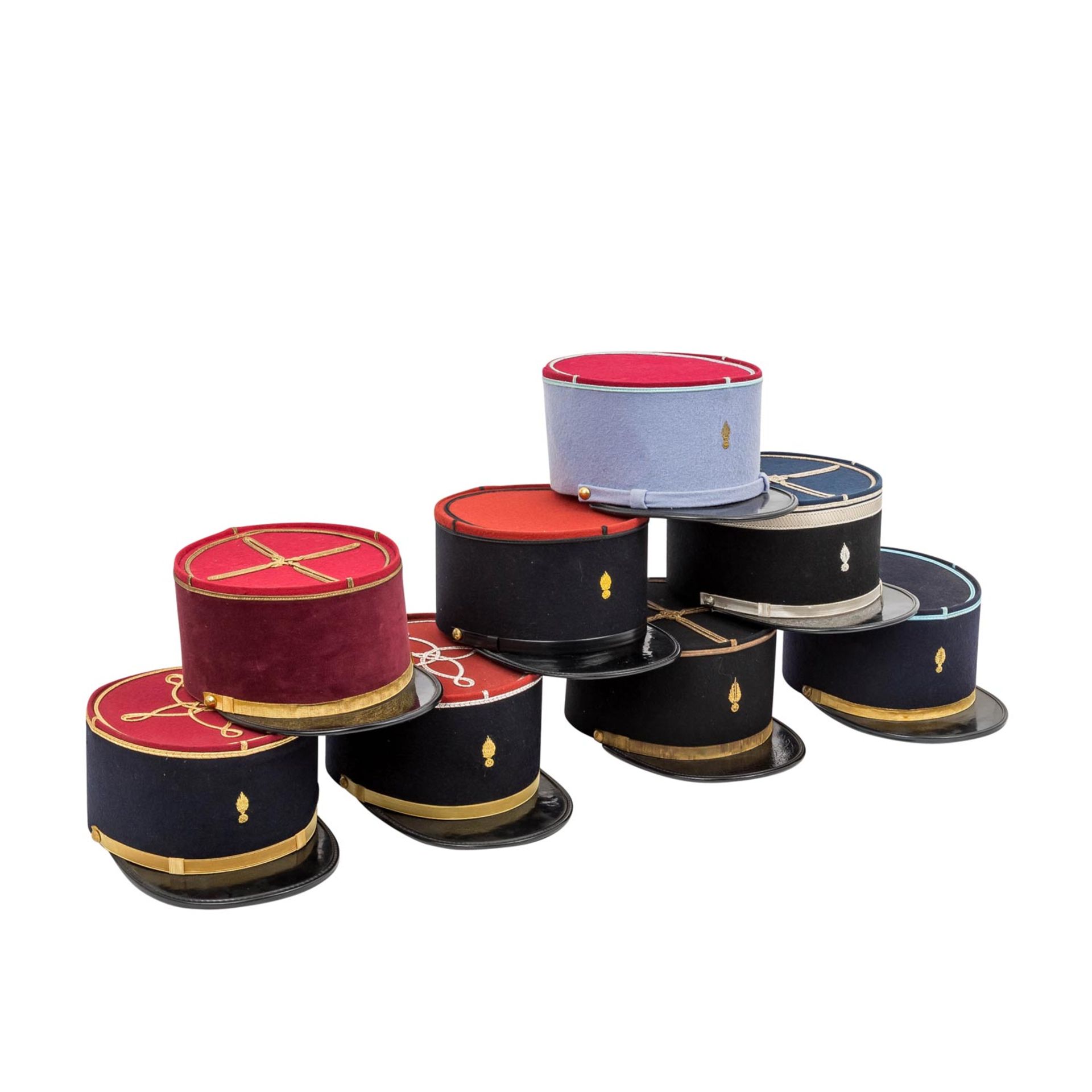 Militärische Kopfbedeckungen - 8 französische Kepi,