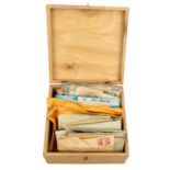 Ältere Holzbox mit Briefmarken ab 2. Weltkrieg,