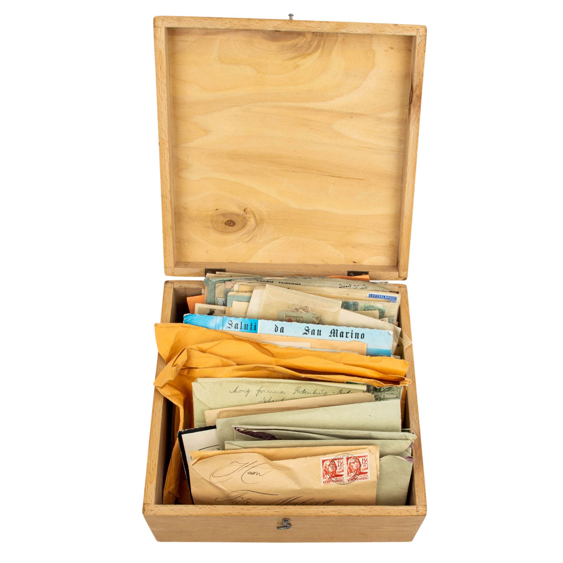 Ältere Holzbox mit Briefmarken ab 2. Weltkrieg,