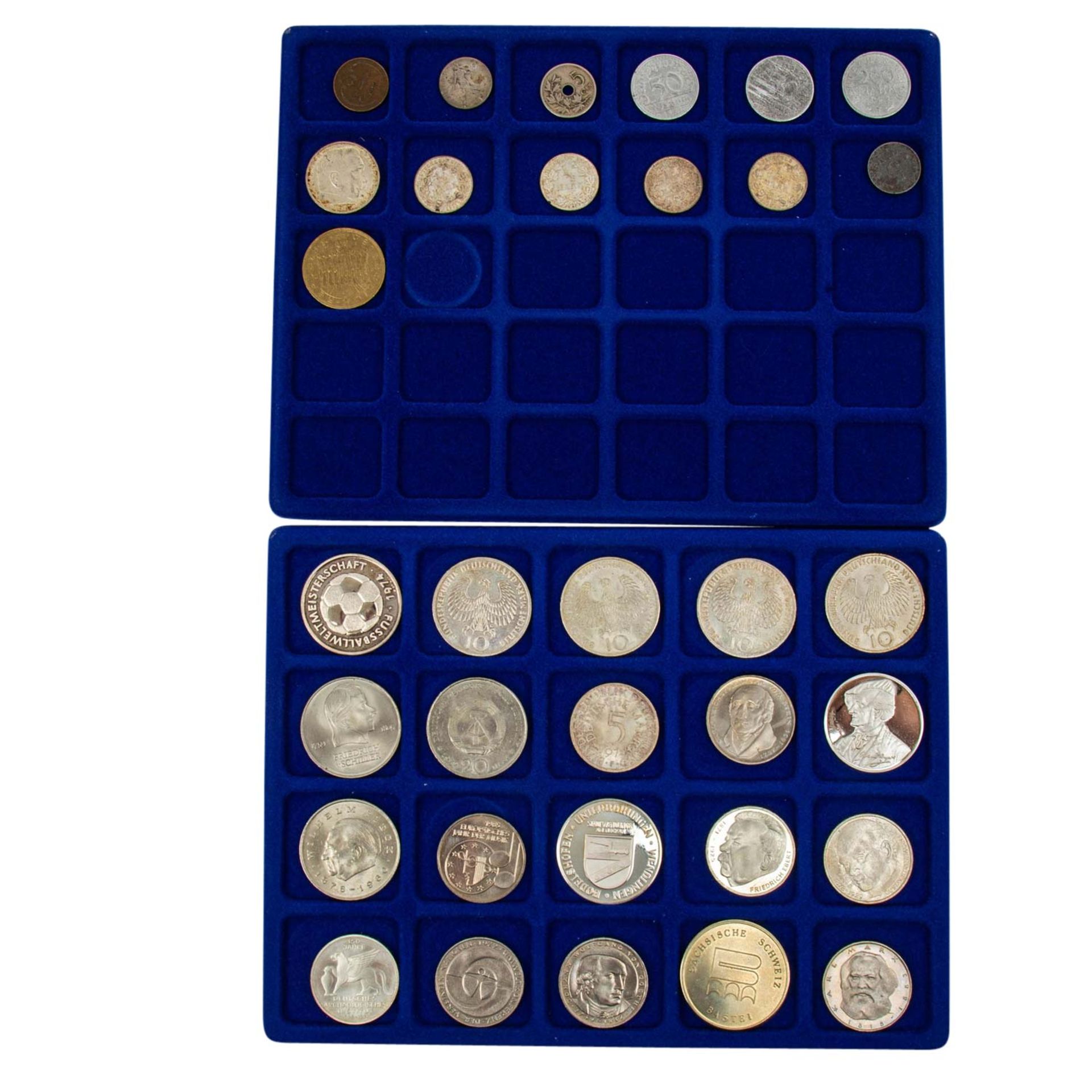 Kleiner Münzkoffer mit mehreren Tableaus, - Bild 3 aus 4