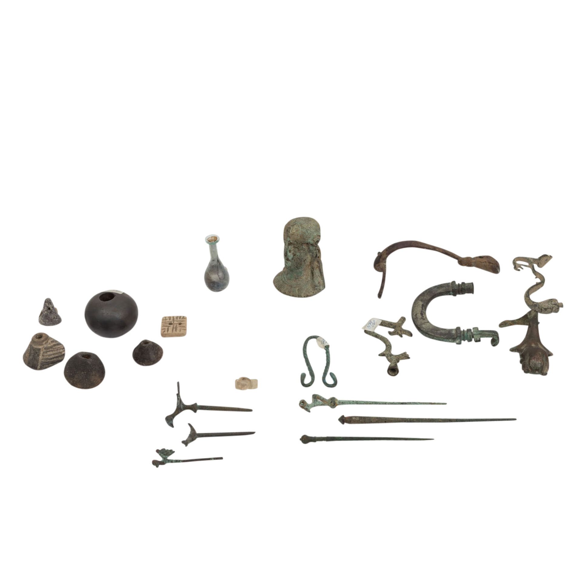 Antike Fundgrube mit Artefakten aus Stein, Bein, Glas und Bronze -