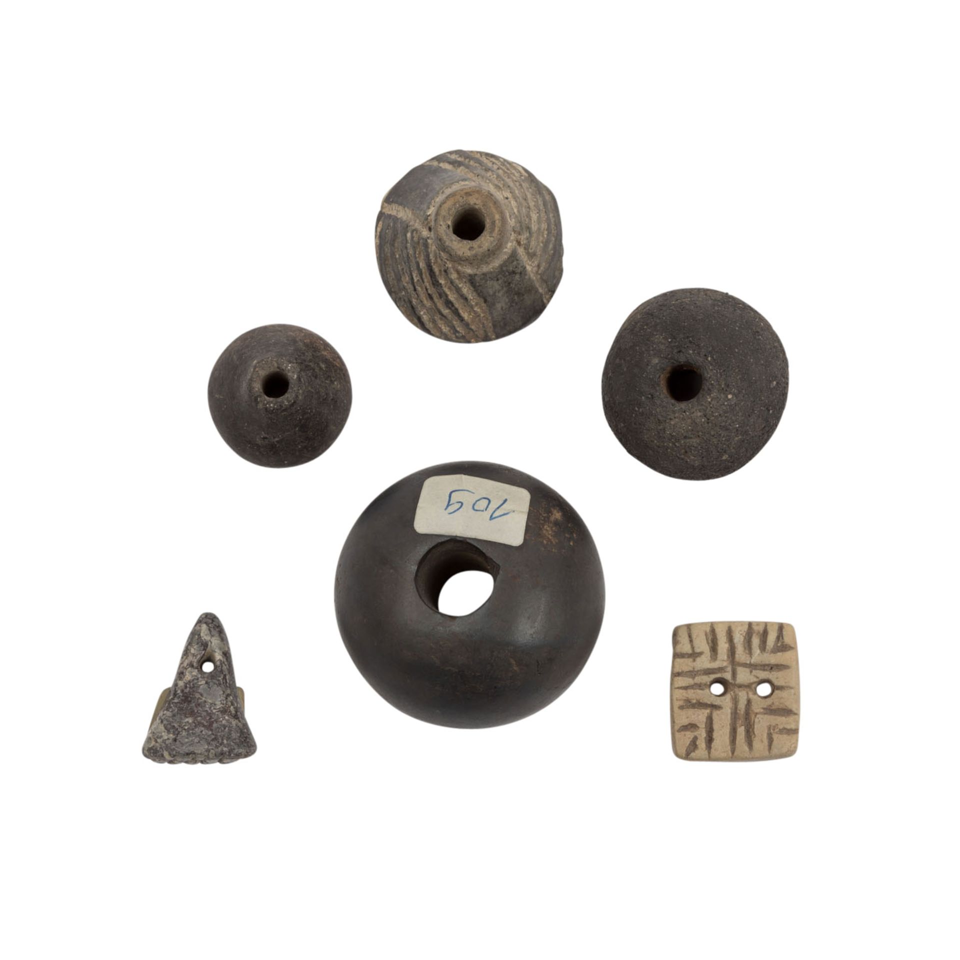 Antike Fundgrube mit Artefakten aus Stein, Bein, Glas und Bronze - - Bild 3 aus 11