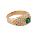 Ring mit Smaragd und Brillantenvon zus. ca. 0,5 ct, gute Farbe u. Reinheit, Smaragd ca