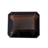 1 loser Rauchquarz von 1.203 ct69×58×38 mm, oktagonal, schief geschliffen. Alle Stei