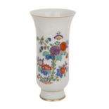 MEISSEN Bodenvase 'Kakiemon-Dekor', 20. Jhd..Weißporzellan mit polychromer Malerei, F