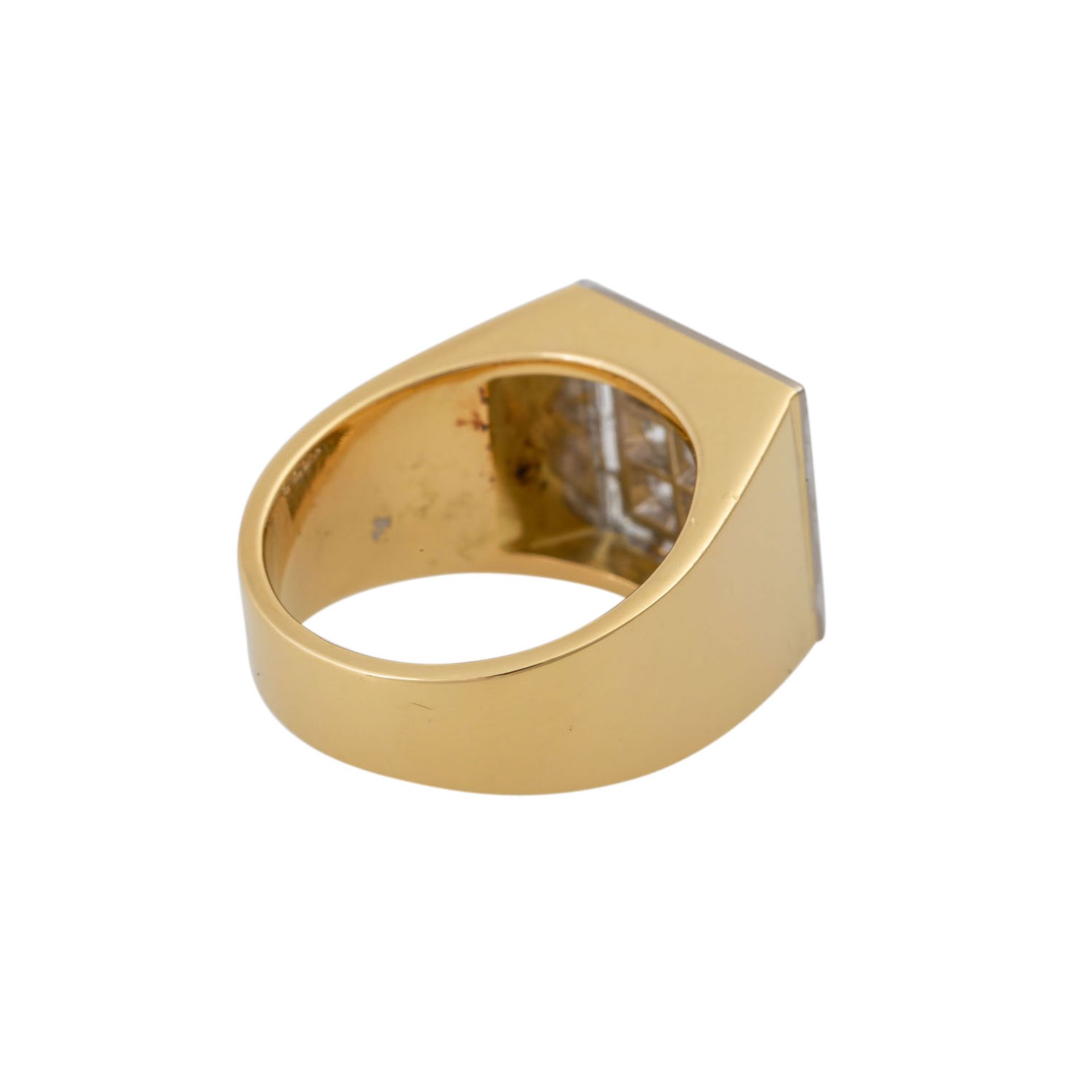 Ring mit Diamanten zus. ca. 1,7 ct, ca. WEISS (H)/VS-SI, GG 18K, 22,4 gr, RW: 63, 2. Hälfte 20. - Bild 3 aus 5